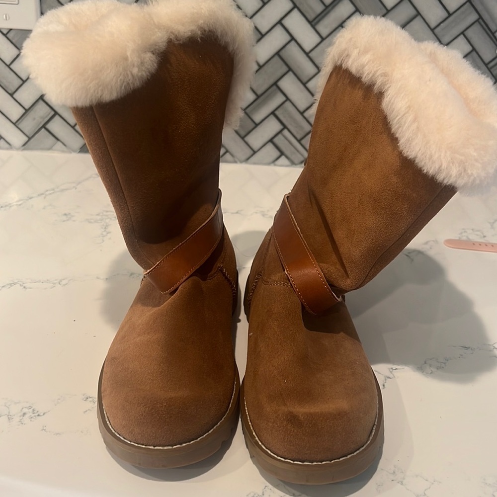 Girls size 3 Ugg’s lined with fur